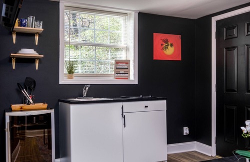 Sandy Springs Apartment | Artsy suite in Atl, near Buckhead, Braves and Dwtn