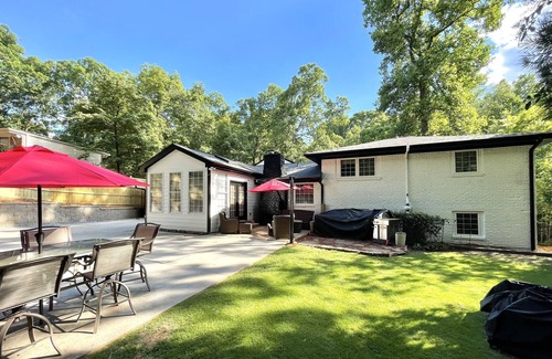 Sandy Springs Apartment | Artsy suite in Atl, near Buckhead, Braves and Dwtn