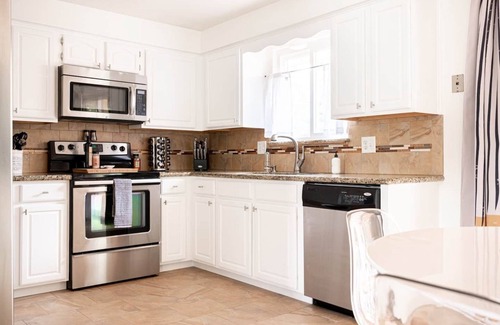 Lamar Heights Area House | Arvada Oasis! Up to12 people! 7 beds, 3 baths, desk, big TVs, air hockey, games!