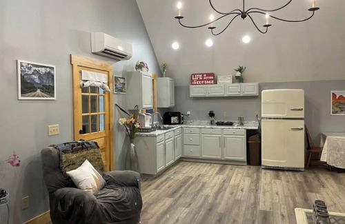 Greensboro Cottage | Arya’s cottage - NO SMOKING