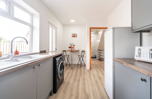 Hull House | Aseda 4BR Parking, Game Zone -pool Table, Garden