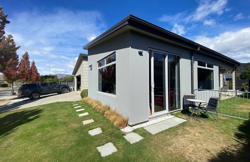 Albert Town Apartment | Ash Ave - Guest House/Apartment