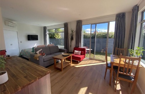 Albert Town Apartment | Ash Ave - Guest House/Apartment