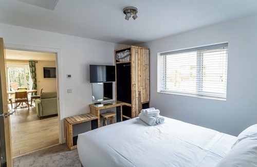 Farley Cabin | Ashenhurst; woodland lodge for 4 with hot tub, BBQ, near Alton Towers.