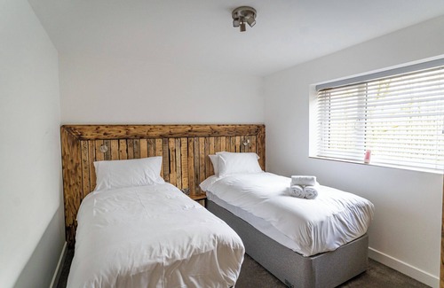 Farley Cabin | Ashenhurst; woodland lodge for 4 with hot tub, BBQ, near Alton Towers.