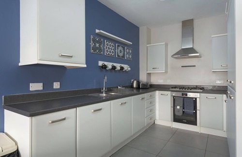 Bletchley House | Ashland House - close to Stadium and Shopping Centre