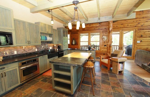 Emigrant Cabin | Ashling Ranch - Gorgeous, luxury log home with access to Yellowstone River!