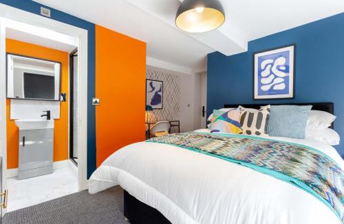 Ashton-under-Lyne House | Ashton Getaway Sleeps 14 Free Parking