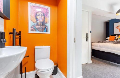 Ashton-under-Lyne House | Ashton Getaway Sleeps 14 Free Parking
