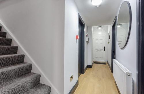 Ashton-under-Lyne House | Ashton Getaway Sleeps 14 Free Parking