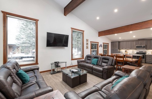 Valemount House | Aspen Cabin Vacation Rental w/Sauna Option!