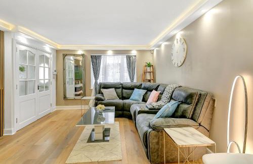 Bierton House | Aspen Close 4 Bedroom Retreat with Spa, Sauna and Gym