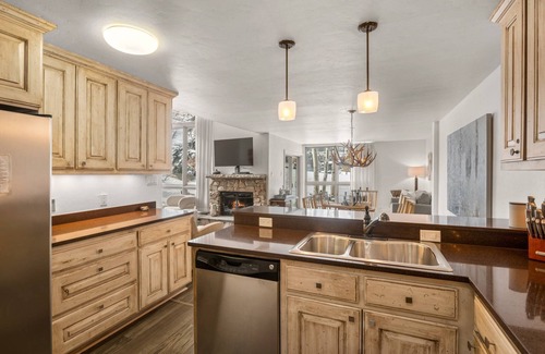 Aspen Condo | Aspen Mountain. Updated Decor & Amazing Views. Gas FP, Garage Parking, Patio, W/D. Outdoor Hot Tub