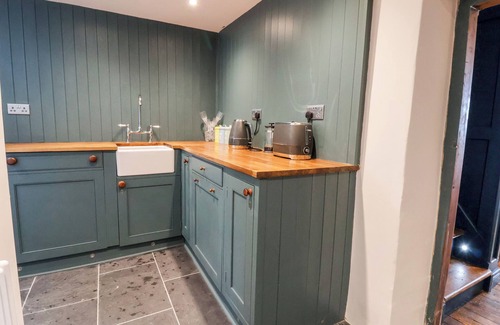 Dyserth Cottage | ASTER COTTAGE, pet friendly, with a garden in Dyserth