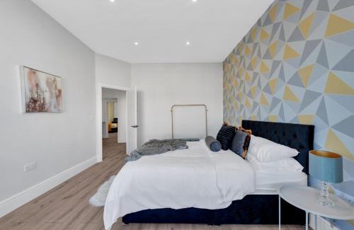 Westcliff-on-Sea Apartment | Astonishing 4BR House - Perfect for a Big Family
