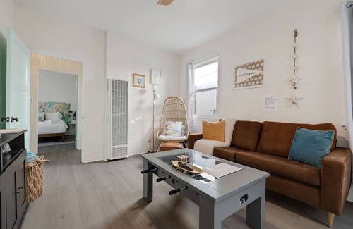 Hermosa Beach Apartment | At Hermosa Ave and Pier ave- B