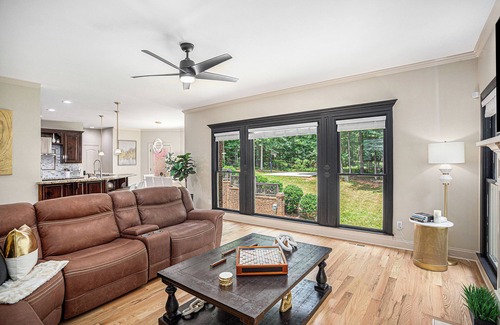 Stockbridge House | Atlanta Luxurious 6000 SqFt 9 Bedrooms w/Hot Tub
