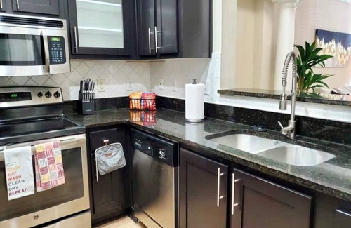 Dunwoody Apartment | Atlanta Oasis: 1BR Luxury Suite Near Perimeter Mall, w/Pool & FREE Parking!