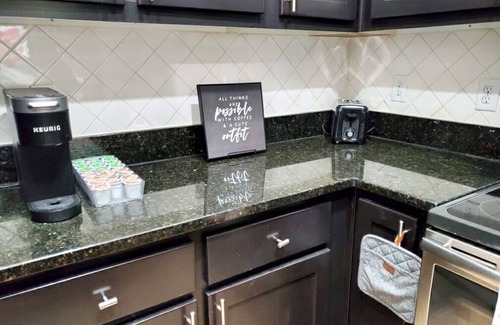Dunwoody Apartment | Atlanta Oasis: 1BR Luxury Suite Near Perimeter Mall, w/Pool & FREE Parking!