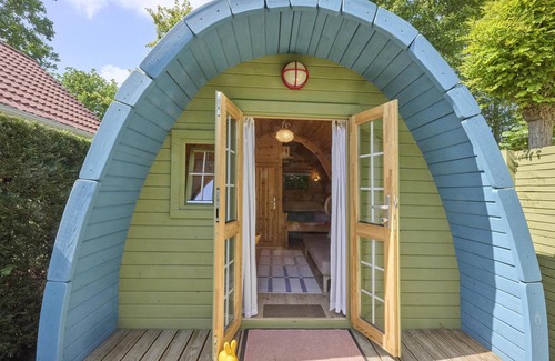 Goedereede Ski Chalet | Atmospheric wooden Tiny House near the beach