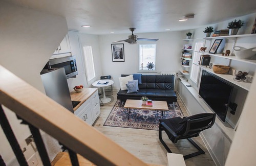 Diamond Lake Apartment | Attached modern Tiny House