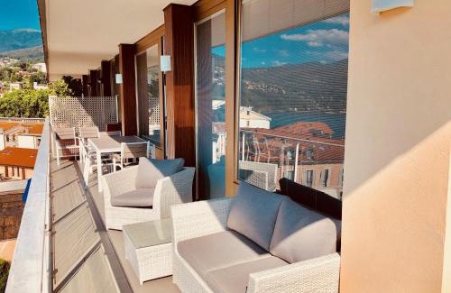 Luino Apartment | Attico Palazzo di Vetro