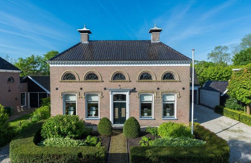 Easterein House | Attractive house with two bedrooms, 2 bathrooms and living area