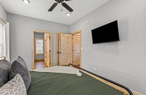 Rogers Villa | ATV Trailer Parking/NEW/5 min to Natural Bridge