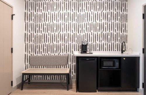 Waldron Hotel | Atwell Suites Kansas City Airport by IHG