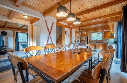 Sainte-Melanie House | Au Chic Chalet des Chutes Chic Cottage