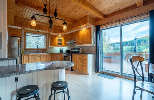 Sainte-Melanie House | Au Chic Chalet des Chutes Chic Cottage