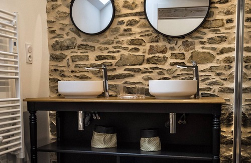 Le Vast Bed & Breakfast | Au fil de l'eau "Chambre d'hôtes" located at Le Vast in green countryside