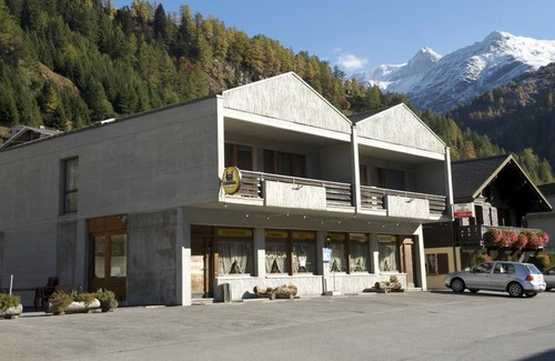 Bourg-Saint-Pierre Hotel | Auberge Les Charmettes