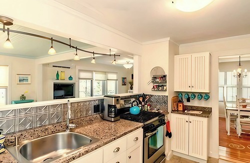 Gloucester House | AUG 20-23 OPEN! Romantic Summerwind Cottage, Scenic Harbor View w/Deck!