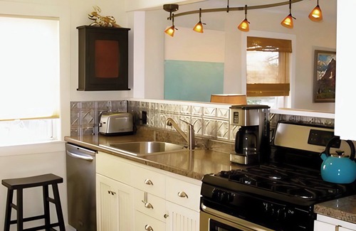 Gloucester House | AUG 20-23 OPEN! Romantic Summerwind Cottage, Scenic Harbor View w/Deck!