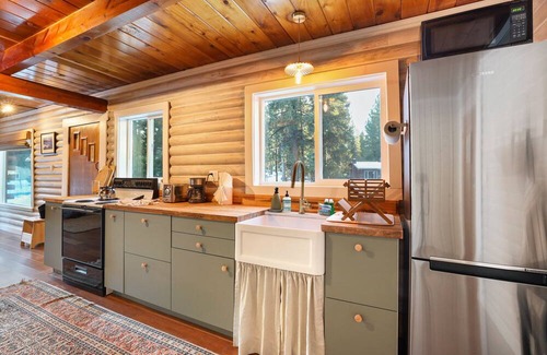 Tahoe Paradise House | Augie’s Authentic Log Cabin! Pets Welcome!