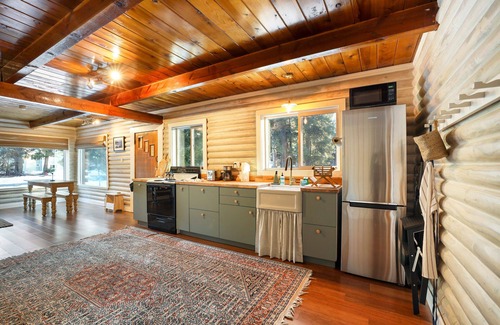 Tahoe Paradise House | Augie’s Authentic Log Cabin! Pets Welcome!