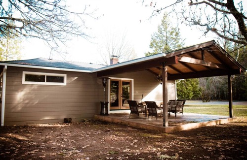 Cave Junction House | Augustino Vineyard Cowboy Cabin Cave Junction
