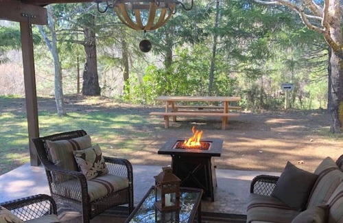Cave Junction House | Augustino Vineyard Cowboy Cabin Cave Junction