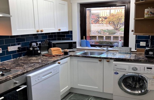 Leven Cottage | Aultnagar pet friendly, 2 bedrooms, sleeps 4, free WiFi near St Andrews Fife
