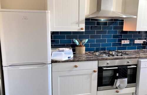 Leven Cottage | Aultnagar pet friendly, 2 bedrooms, sleeps 4, free WiFi near St Andrews Fife