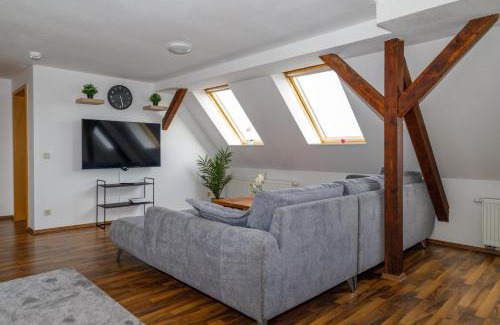 Merseburg Apartment | Aura - LutherApartment -2 Zimmer, 2 Einzelbetten, 1 Doppelbett, große Couch, Küche, Balkon, Waschmaschine