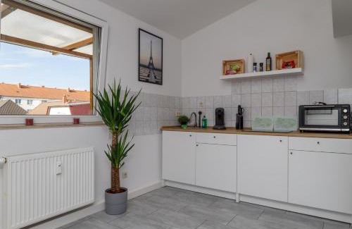 Merseburg Apartment | Aura - LutherApartment -2 Zimmer, 2 Einzelbetten, 1 Doppelbett, große Couch, Küche, Balkon, Waschmaschine