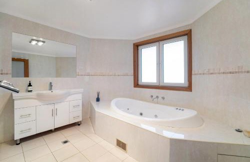 Glen Alpine House | Aussie Escape Poolside Comfort and Relaxation