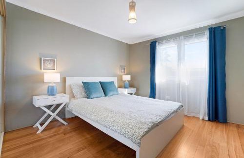 Glen Alpine House | Aussie Escape Poolside Comfort and Relaxation