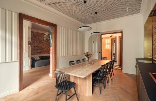 Stradom Apartment | Austin Flowers Old Town by WillyWalls