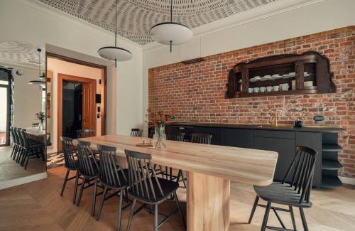 Stradom Apartment | Austin Flowers Old Town by WillyWalls
