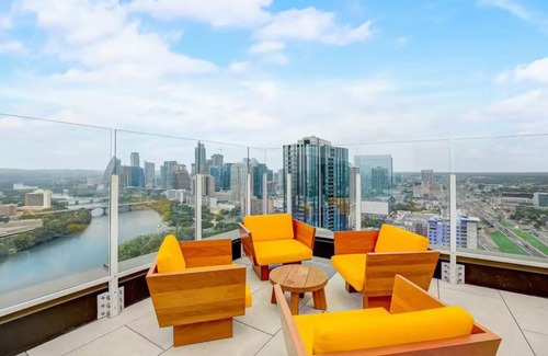 Rainey Street Historic District House | Austin Lux Rooftop Pool New by Barclé