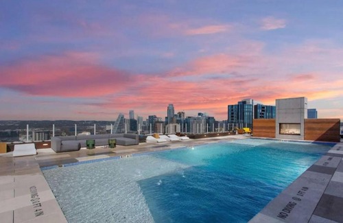 Rainey Street Historic District House | Austin Lux Rooftop Pool New by Barclé