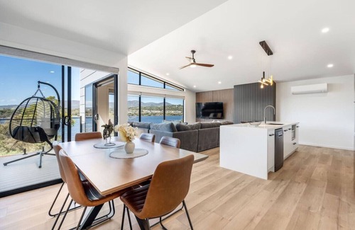 Austins Ferry House | Austins Ferry Haven Modern Waterfront Retreat